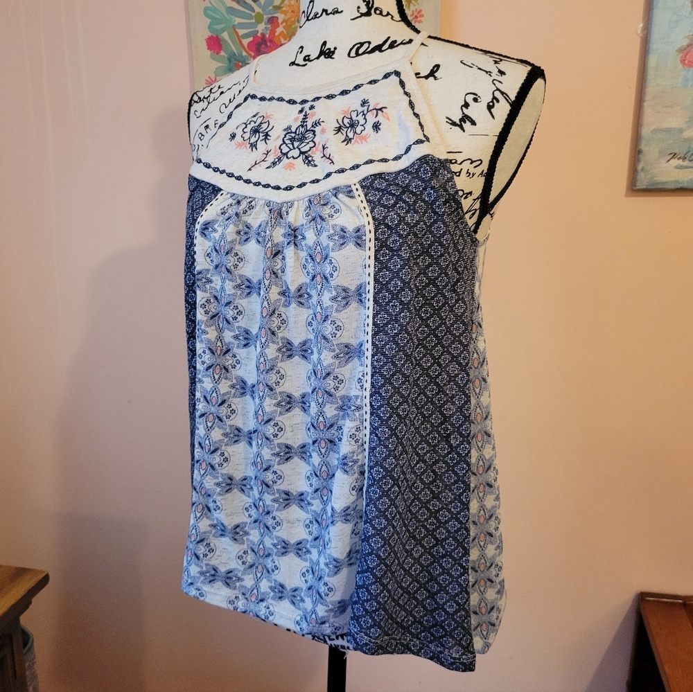 Xhilaration Boho Floral Lace Back Accent Women's Top, Embroidered, M, EUC